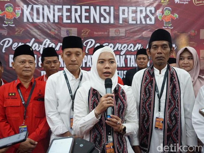 Bupati Demak petahana, Eistianah, dan Gus Bad mendaftar Pilkada Demak 2024 di KPU setempat, Kamis (29/8/2024).