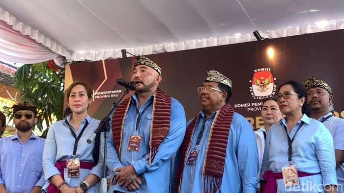 Cagub Bali I Made Muliawan Arya alias De Gadjah saat konferensi pers di KPU Bali, Kamis (29/8/2024). (Rizki Setyo Samudero/detikBali)