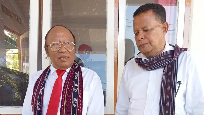 Calon Bupati Flores Timur, Lukman Riberu (dasi merah), di Flores Timur, Kamis (29/8/2024).