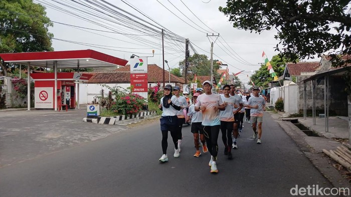 Calon Wali Kota Viman Alfarizi lari keliling kota sejauh 60 km sebelum mendaftar ke KPU.