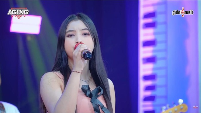Tangkapan layar Cantika Davinca ft Ageng Music menyanyikan lagu Suratan