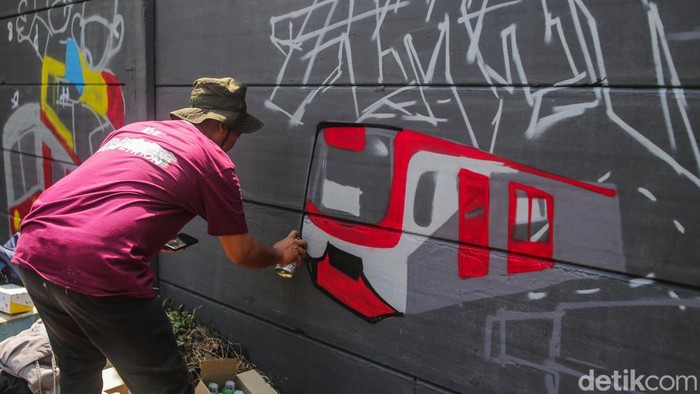 Cegah Vandalisme, Seniman Ikuti Festival Mural di Depok Sejumlah seniman mengikuti festival mural dan grafiti di Depo KRL, Depok, Kamis (29/8/2024). Kegiatan ini dilakukan untuk memberantas vandalisme yang kerap menyasar sarana dan prasarana perkeretaapian.