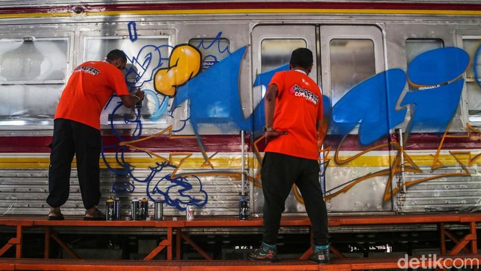 Sejumlah seniman mengikuti festival mural dan grafiti di Depo KRL, Depok, Kamis (29/8/2024). Kegiatan ini dilakukan untuk memberantas vandalisme yang kerap menyasar sarana dan prasarana perkeretaapian.