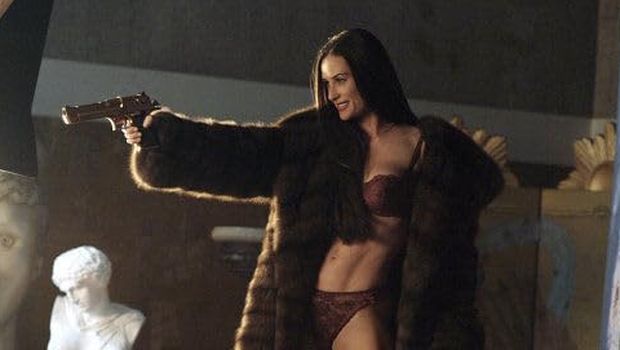 Cuplikan adegan dalam film Charlie's Angels.