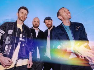 Penyanyi Ini Curhat Disoraki Jadi Pembuka Konser Coldplay: Rasanya Mau Mati!