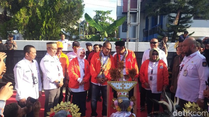 Danny-Azhar daftar Pilgub ke KPU Sulsel.