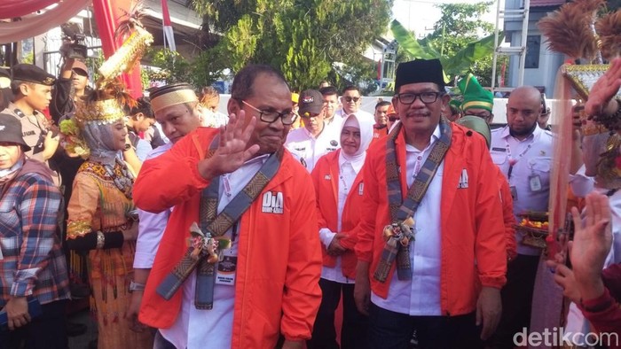 Danny-Azhar daftar Pilgub ke KPU Sulsel.