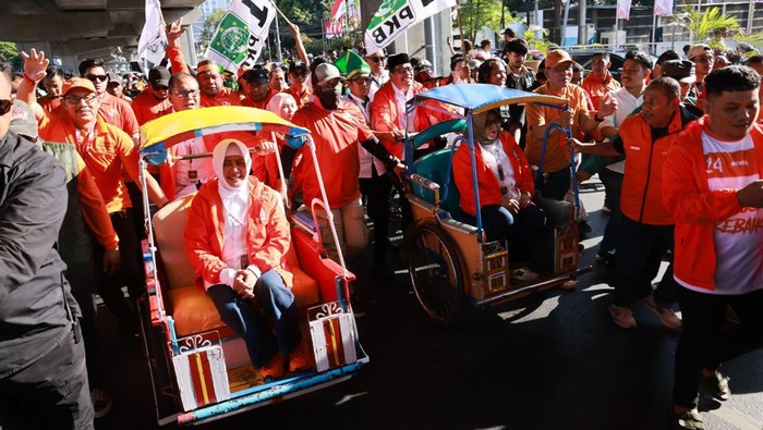 Danny Pomanto-Azhar Arsyad menggunakan becak menuju KPU Sulsel untuk mendaftar cagub-cawagub.