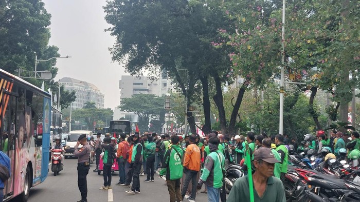 Aksi Massa Ojol: Konvoi Tertib Menuju Patung Kuda dengan Pengawalan Polisi