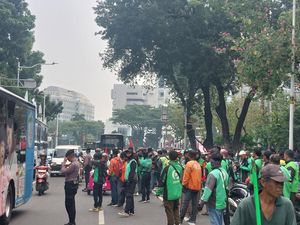 Ada Demo Ojol, Lalin Jalan Medan Merdeka Barat Jakpus Dialihkan
