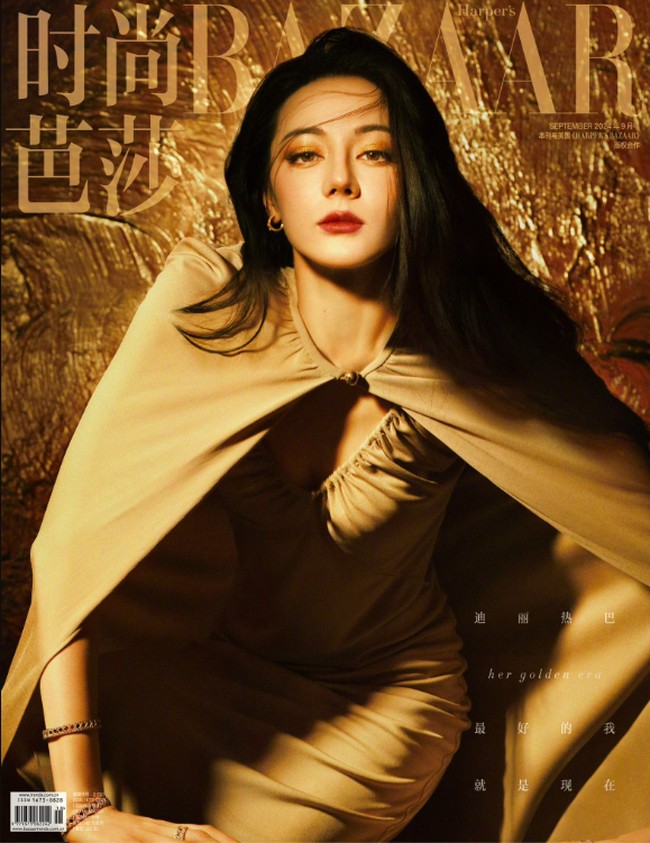 Dalam foto lain, Dilraba terlihat seperti goddes dalam masa yang lebih modern ketika ia mengenakan paduan gaun dan aksesori mewah.  Foto: Weibo