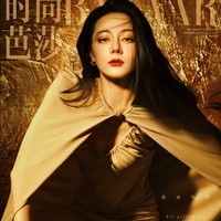 Dalam foto lain, Dilraba terlihat seperti goddes dalam masa yang lebih modern ketika ia mengenakan paduan gaun dan aksesori mewah.  Foto: Weibo