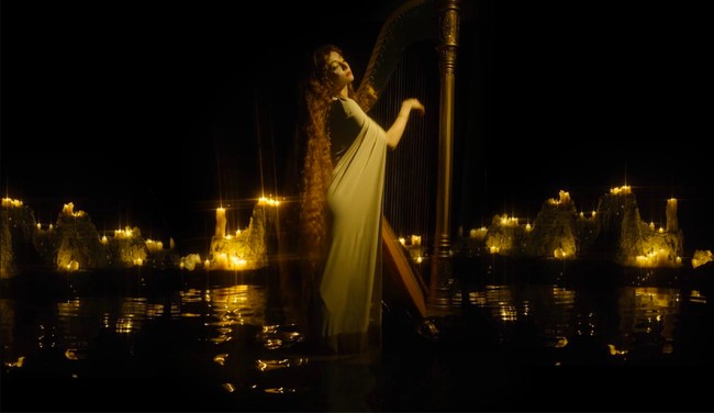 Dalam foto dan video yang dirilis majalah di Weibo, para penggemar kembali dibuat terkagum dengan pesonanya. Apalagi kali ini sesi foto Dilraba mengusung tema yang cukup berbeda. Foto: Weibo