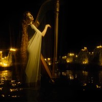 Dalam foto dan video yang dirilis majalah di Weibo, para penggemar kembali dibuat terkagum dengan pesonanya. Apalagi kali ini sesi foto Dilraba mengusung tema yang cukup berbeda. Foto: Weibo