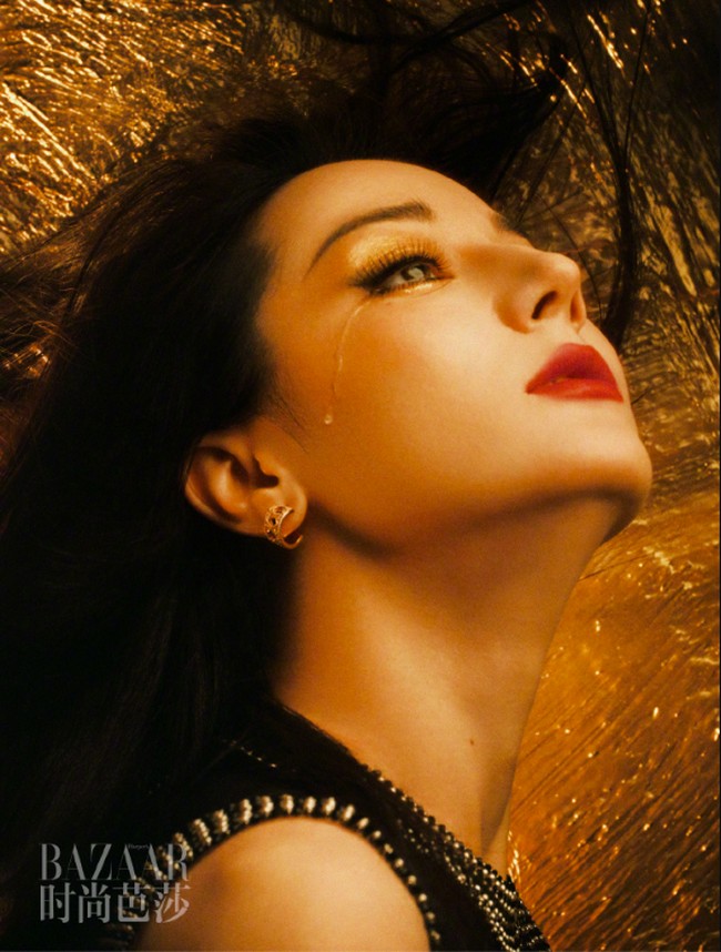 Pesona kecantikan Dilraba memang sudah biasa jadi perbincangan. Wanita 31 tahun dari suku Uighur tersebut bahkan dijuluki sebagai Salah satu dari empat keindahan Xinjiang. Foto: Weibo