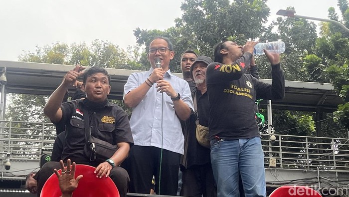 Direktur Pos Ditjen Penyelenggaraan Pos dan Informatika Kementerian Kominfo, Gunawan Hutagalung (kemeja putih) temui massa aksi.