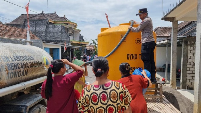 Distribusi air bersih di dua desa di Lamongan