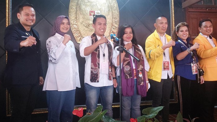 Sekretaris pribadi (sespri) Ibu Negara Iriana Jokowi, Sendi Fardiansyah, resmi mendaftar ke KPU menjadi cawalkot Bogor 2024. Sendi berpasangan dengan Melli Darsa yang merupakan kader Partai Golkar.