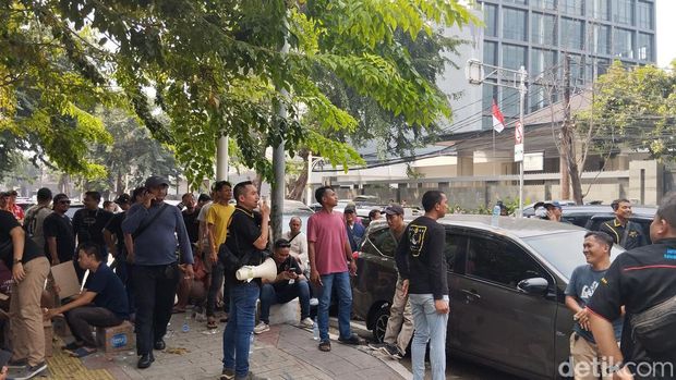 Driver taksi online demo di depan kantor aplikator taksi online di Jalan AM Sangaji, Petojo, Jakpus. Berikut tuntutan mereka. (MI Fawdi/detikcom)