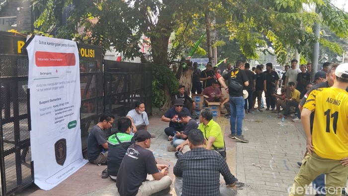 Driver taksi online demo di depan kantor aplikator taksi online di Jalan AM Sangaji, Petojo, Jakpus. Berikut tuntutan mereka. (MI Fawdi/detikcom)