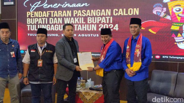 Dua paslon daftar ke KPU Tulungagung pada hari terakhir pendaftaran.