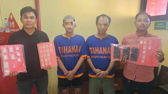 Dua penadah dan pengedar sabu di Surabaya setelah ditangkap