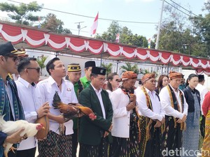 Edi-Weng ke KPU Bawa 1 Kendi Tuak dan 2 Ayam