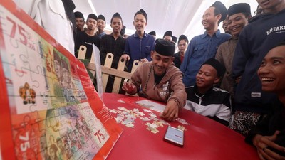 Potret Santri Belajar Mengenal Keaslian Uang Rupiah