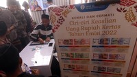 Terdapat juga poster berisi gambar dan ciri-ciri uang asli. 