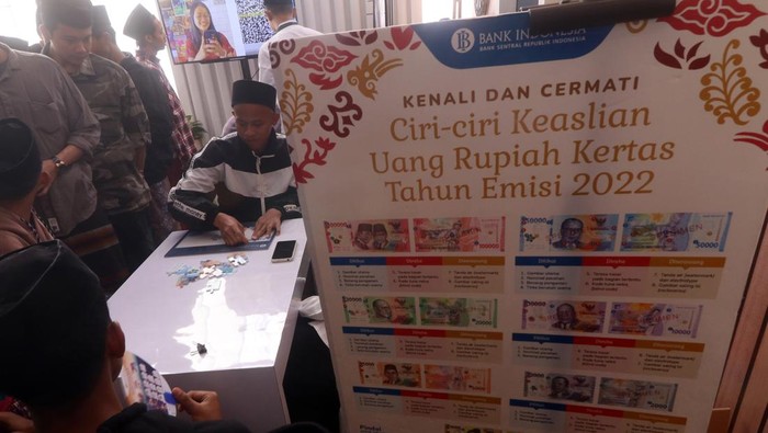Edukasi keaslian uang rupiah kepada santri Santri mengikuti permainan susun puzzle bergambar uang rupiah di kawasan Pondok Pesantren Lirboyo, Kota Kediri, Jawa Timur, Kamis (29/8/2024). Permainan susun puzzle tersebut sebagai media pembelajaran oleh Bank Indonesia tentang ciri fisik keaslian uang sekaligus upaya edukasi bijak membelanjakan rupiah kepada santri. ANTARA FOTO/Prasetia Fauzani/rwa.