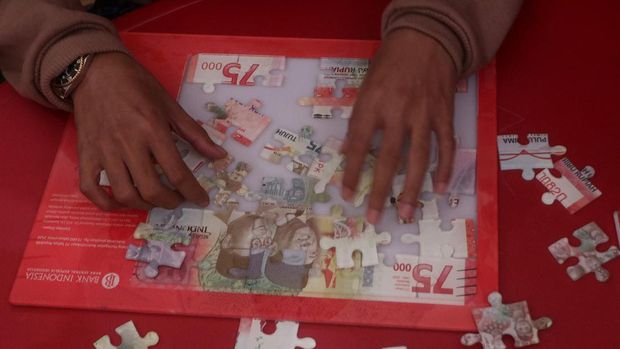 Santri mengikuti permainan susun puzzle bergambar uang rupiah di kawasan Pondok Pesantren Lirboyo, Kota Kediri, Jawa Timur, Kamis (29/8/2024). Permainan susun puzzle tersebut sebagai media pembelajaran oleh Bank Indonesia tentang ciri fisik keaslian uang sekaligus upaya edukasi bijak membelanjakan rupiah kepada santri. ANTARA FOTO/Prasetia Fauzani/rwa.