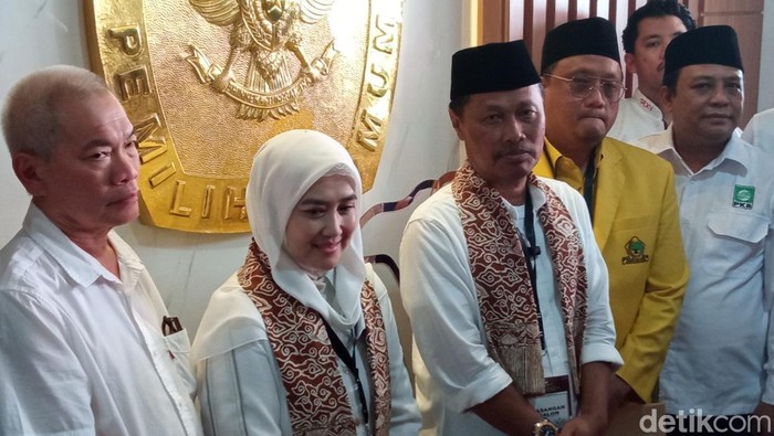 Effendi Edo dan Siti Farida saat mendaftarkan diri ke KPU sebagai bakal calon wali kota dan bakal calon wakil wali kota Cirebon 2024