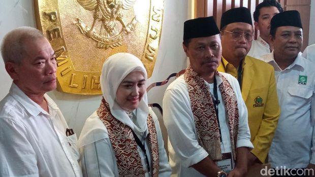 Effendi Edo dan Siti Farida saat mendaftarkan diri ke KPU sebagai bakal calon wali kota dan bakal calon wakil wali kota Cirebon 2024