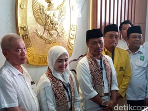 Kenakan Kemeja Putih-Selendang Batik, Edo-Siti Daftar ke KPU Cirebon