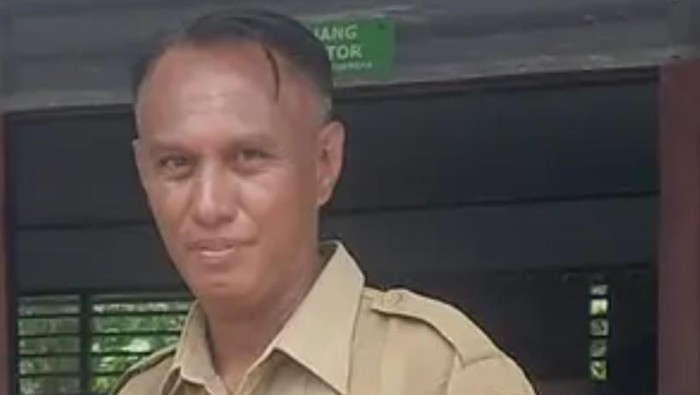 Eks Kades Loborui, Mefi Boset Dake Winu, tersangka pembuang bayi hingga dimakan anjing di Sabu Raijua, NTT. (Dok. Facebook Mefi Boset Dake Winu).
