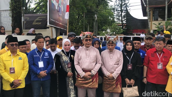 Epyardi Asda dan Ekos Albar saat mendaftar ke KPU Sumbar (M Afdal Afrianto/detikSumut).