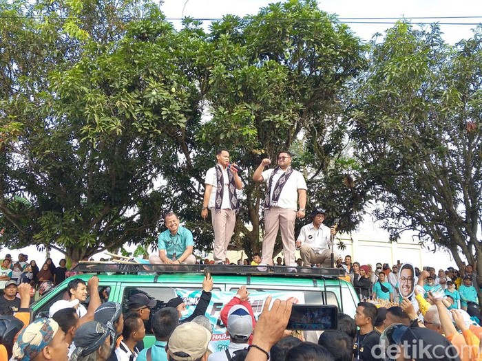 Fahmi M Hanif dan Dimas Prasetyahani saat mendaftar Pilkada Purbalingga di Kantor KPU Purbalingga, Kamis (29/8/2024).