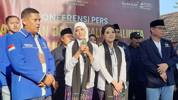 Ferry Silviana Feronica (Bunda Fey) dan Regina Nadya Suwono