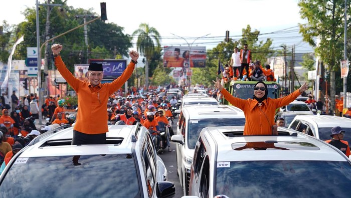 FKJ-Nur saat berangkat menuju KPU Palopo mendaftar Pilwalkot dikawal para pendukung. Dokumen Istimewa