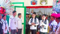 Kedatangan Dharma-Kun disambut oleh Ketua KPU DKI Wahyu Dinata. 
