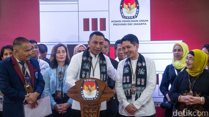 Calon Gubernur dan Wakil Gubernur jalur independen Dharma Pongrekun dan Kun Wardana mendaftar ke KPUD Jakarta, Kamis (29/8/2024).