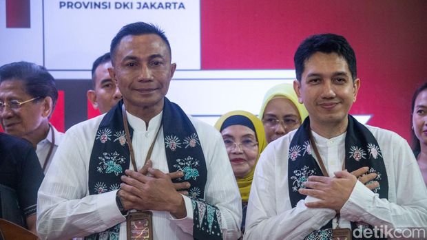 Calon Gubernur dan Wakil Gubernur jalur independen Dharma Pongrekun dan Kun Wardana mendaftar ke KPUD Jakarta, Kamis (29/8/2024).