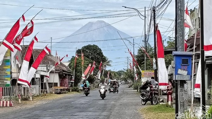 Gunung Semeru erupsi