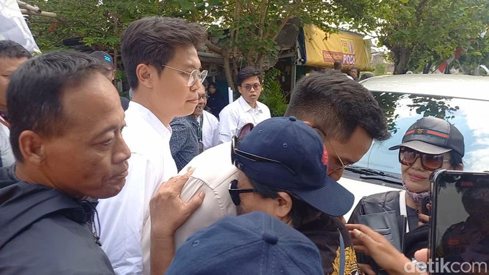 KGPAA Mangkunegara X Bhre Cakrahutomo Wira Sudjiwo, saat memeluk relawannya di depan kantor KPU Solo, Kamis (29/8/2024).