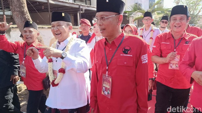 Hendy - Gus Firjaun daftar ke kpu jember