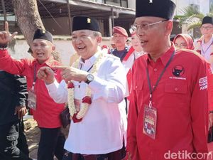 Hendy-Gus Firjaun Nyanyi Tanduk Majeng Bersama Pendukung di Depan KPU