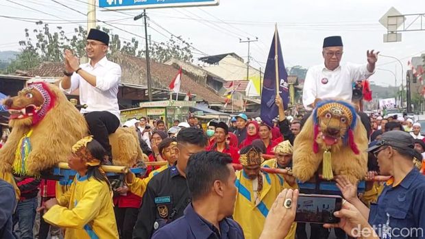 Hengky-Ade Sudrajat Naik Sisingaan Daftar ke KPU KBB