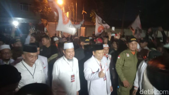 Hidayatullah dan Yasir Ridho Lubis didampingi pengurus DPD PKS Medan saat tiba di KPU (Ahmad Arfah/detikcom)