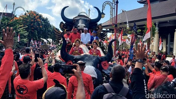 I Made Agus Mahayastra dan Anak Agung Gde Mayun naik kendaraan yang dihias menyerupai kepala banteng saat menuju kantor KPU Gianyar,  Kamis (29/8/2024). (Foto: Putu Krista/detikBali)