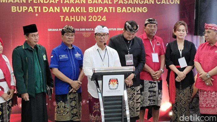 I Wayan Adi Arnawa dan Bagus Alit Sucipta alias Gus Bota beserta perwakilan partai pengusung memberikan keterangan seusai mendaftar di kantor KPU Badung, Kamis (29/8/2024). (Foto: Agus Eka/detik Bali)